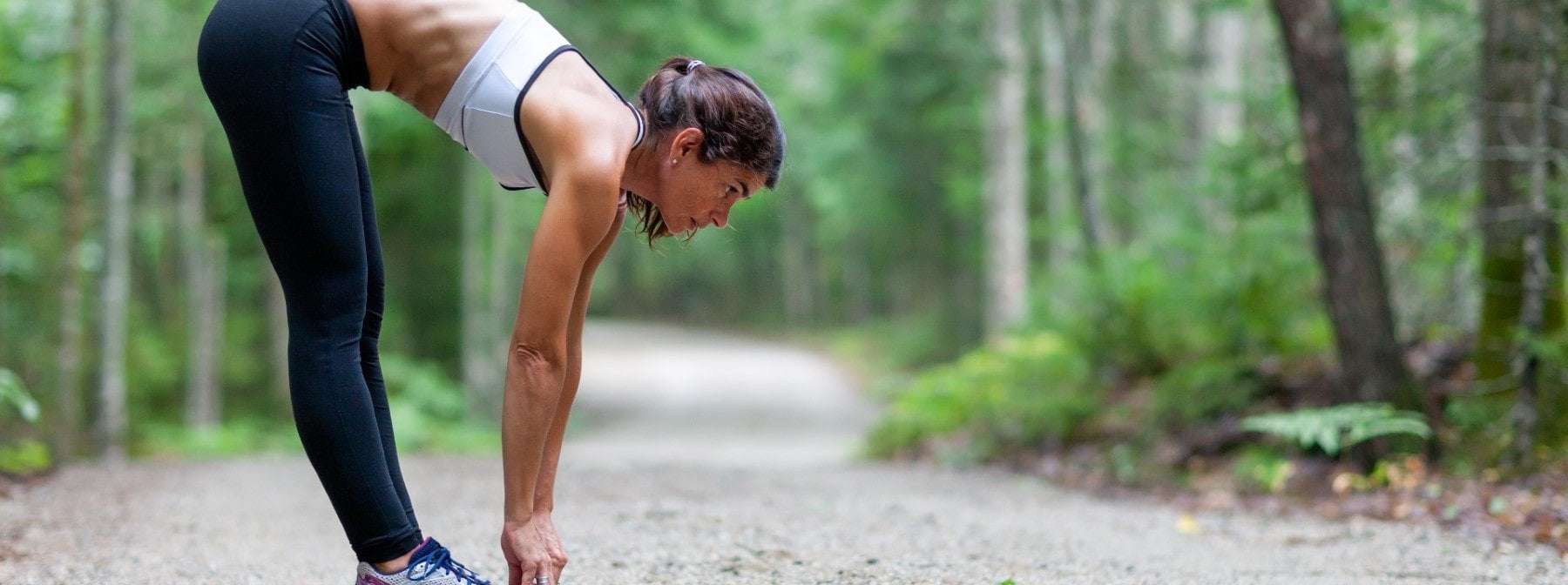 Transpiră rapid cu acest antrenament HIIT de 10 minute în aer liber
