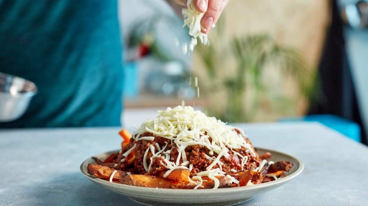 Chili cheese fries lavet med søde kartofler