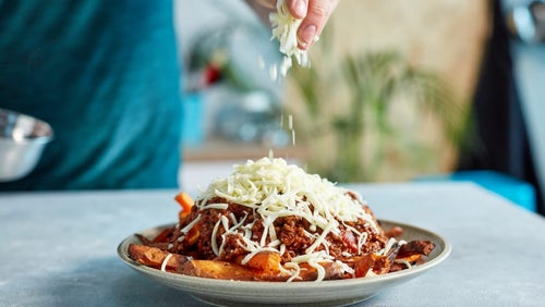 Chili cheese fries lavet med søde kartofler