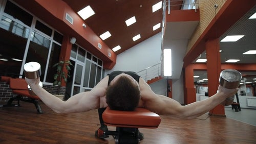 Sådan laver du dumbbell flyes | Fordele & Teknik