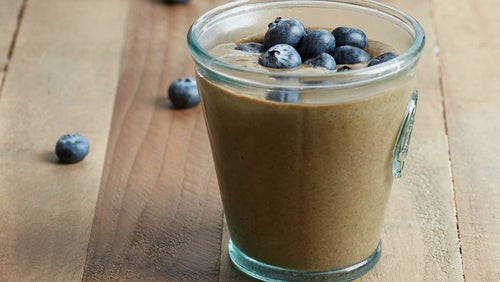 Vegansk smoothie med chokolade, banan og blåbær