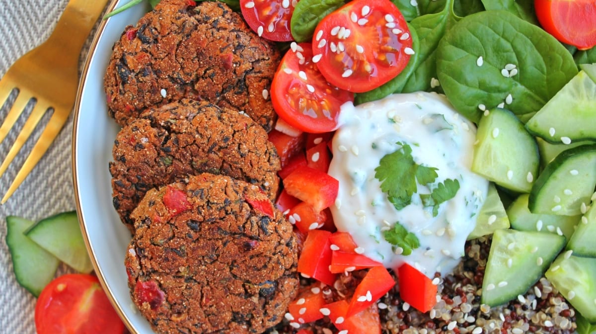 Vegansk opskrift | Sorte bønnebidder og hjemmelavet korianderdressing