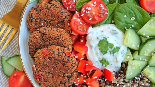 Vegansk opskrift | Sorte bønnebidder og hjemmelavet korianderdressing
