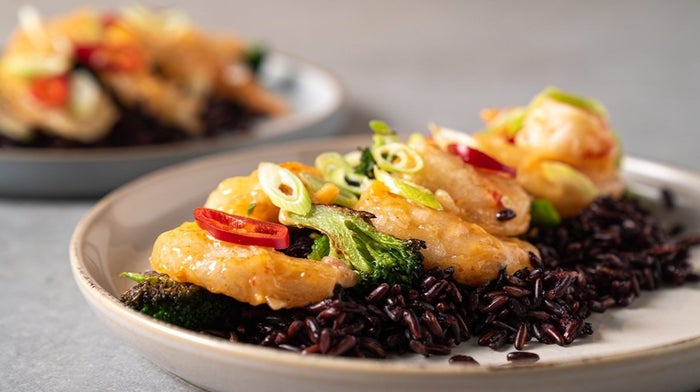 Sprøde sriracha rejse med sorte ris