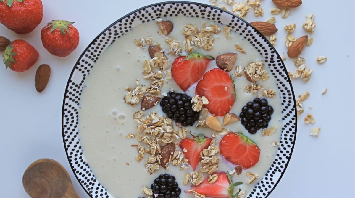 Hjemmelavet protein koldskål med sukkerfri havregrynscrunch