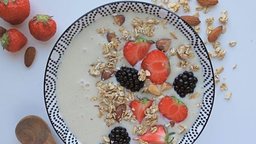 Hjemmelavet protein koldskål med sukkerfri havregrynscrunch