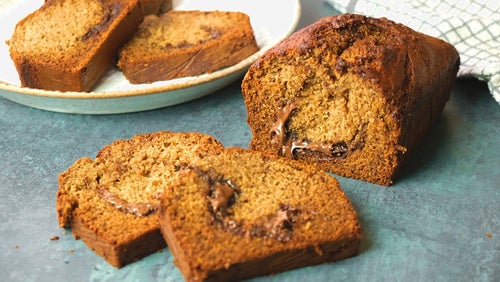 Banaanileipä eli banana bread proteiinilevitteellä