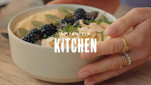 Proteiinipitoinen Appelsiini-Mango Smoothie Bowl