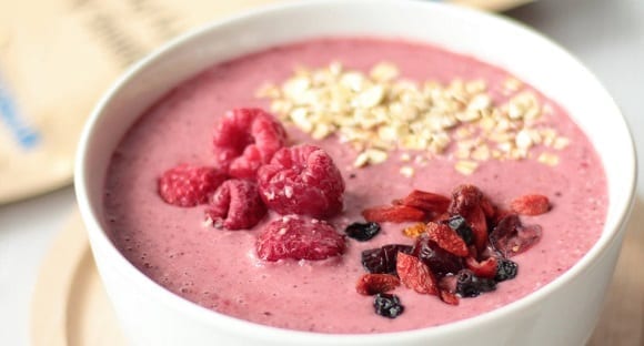 Recette | Smoothie bowl protéiné aux fruits rouges