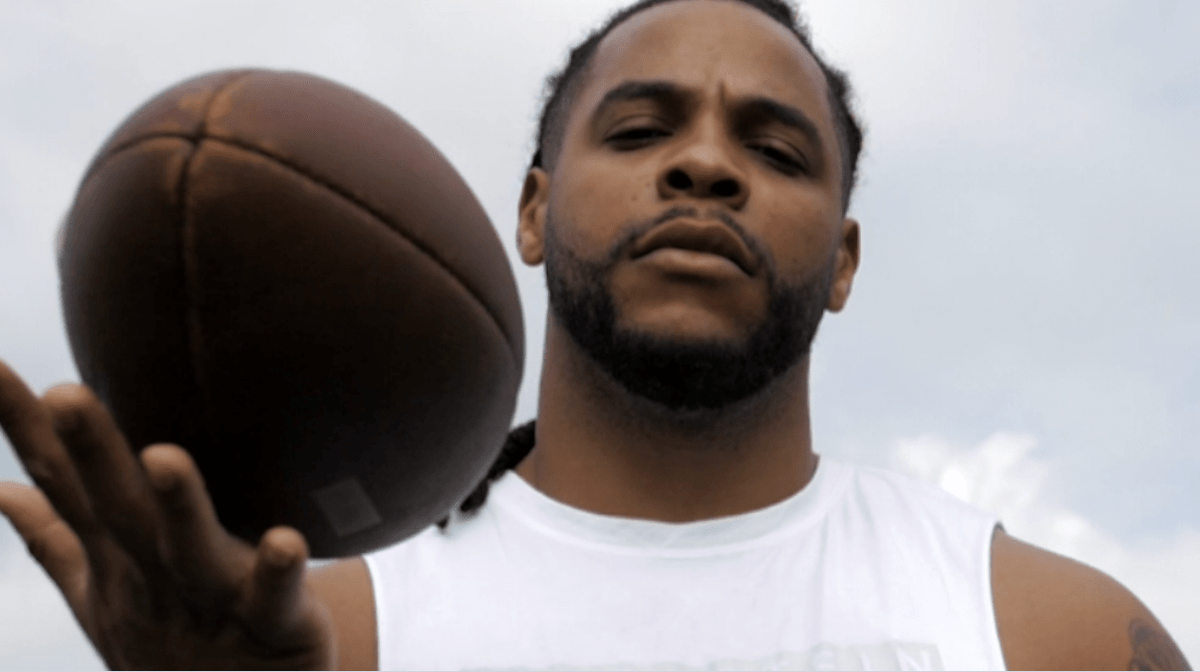 Commencer le football américain à 20 ans ? Le parcours de Yepmo, running back en Equipe de France