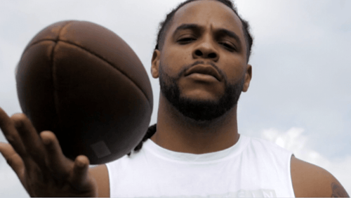 Commencer le football américain à 20 ans ? Le parcours de Yepmo, running back en Equipe de France