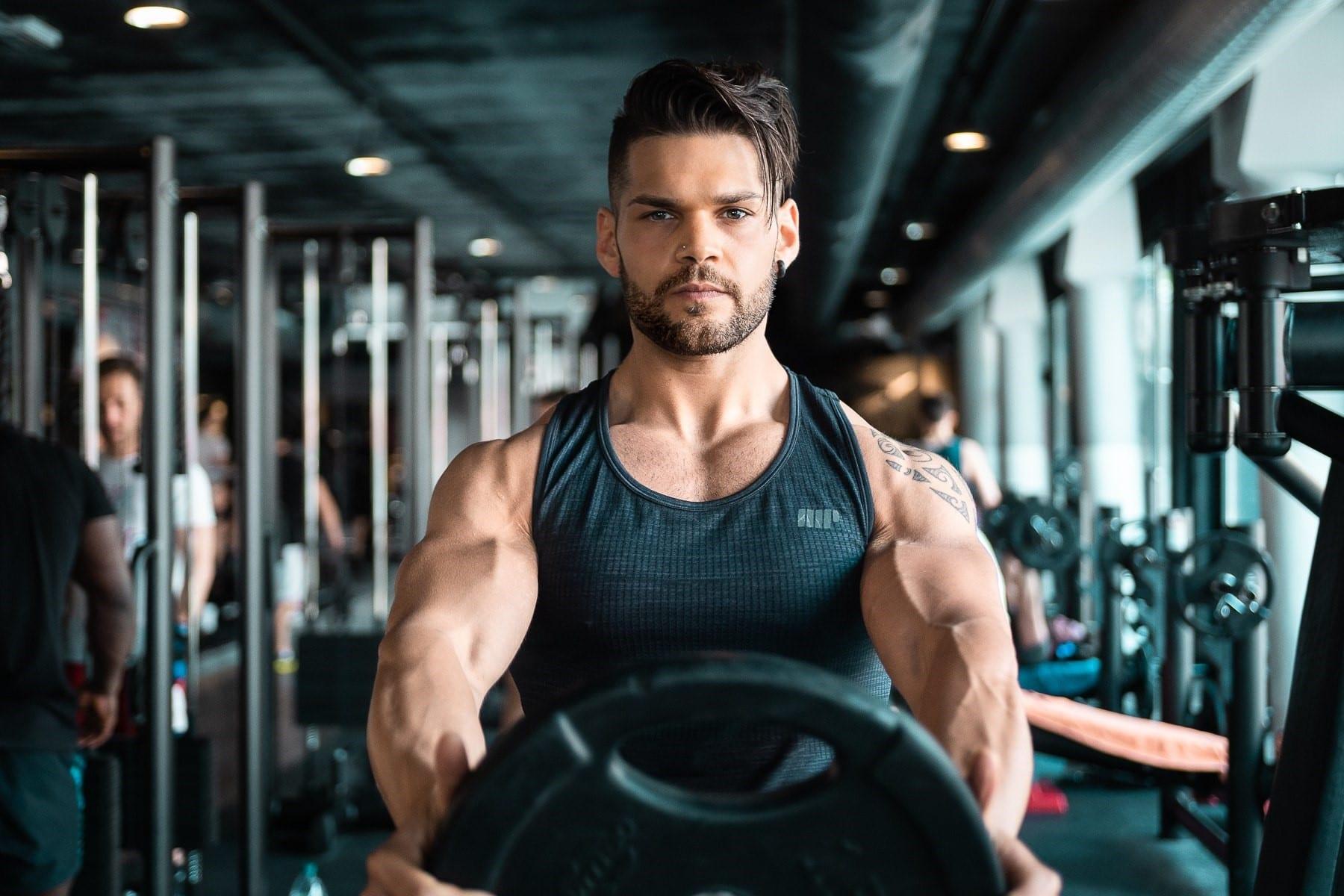 Améliorer ses performances en musculation grâce au HMB