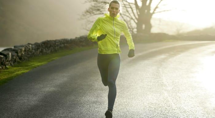 femme qui court sur une route