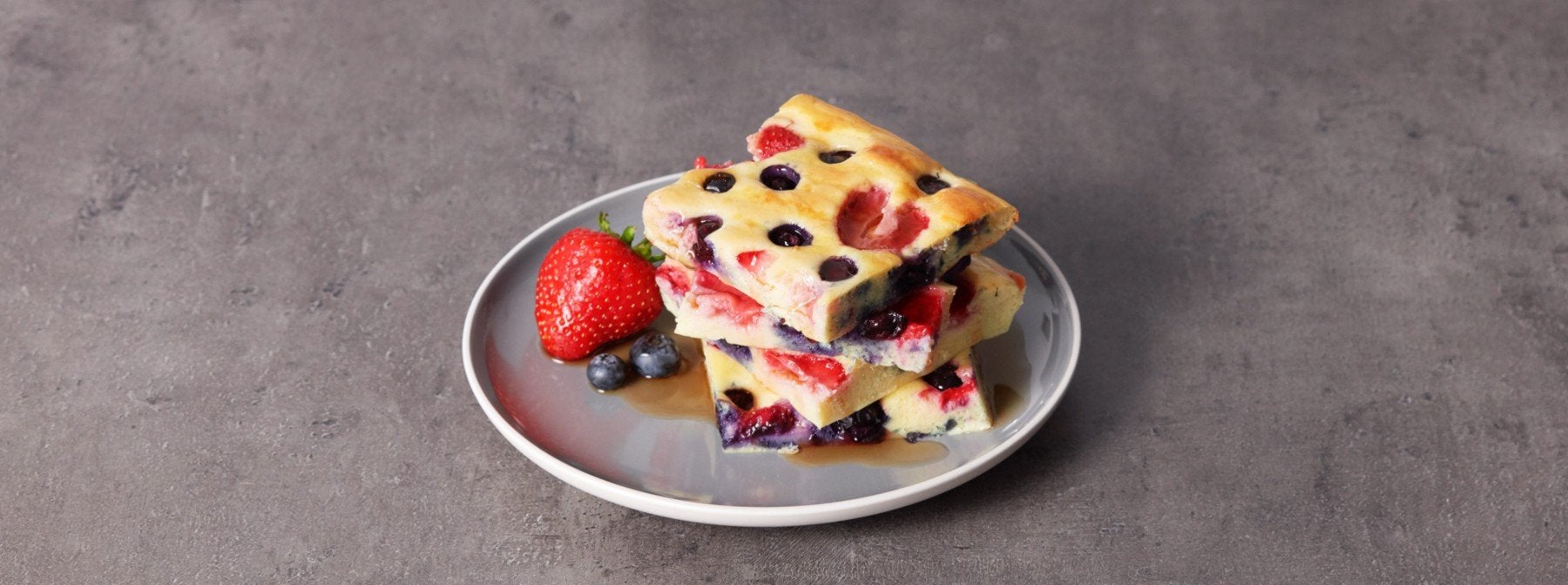 Recette de pancakes protéinés et fruits rouges au four