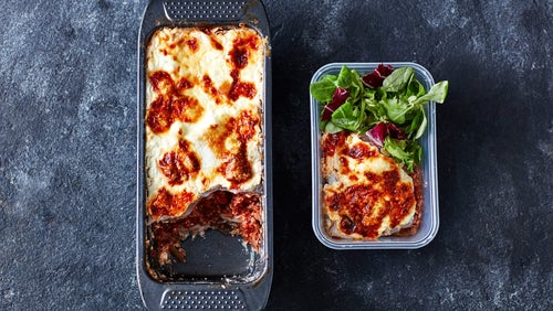 Plat de lasagnes protéiné dans un moule à cake