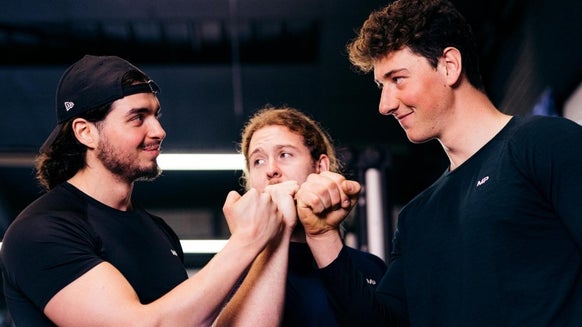 Un powerlifter et un bodybuilder tentent le WOD tiré du film 300