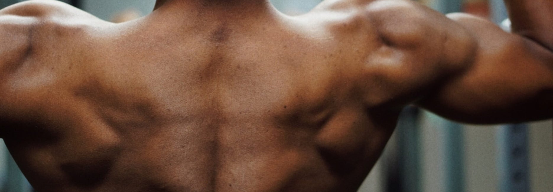 homme contractant muscles du dos