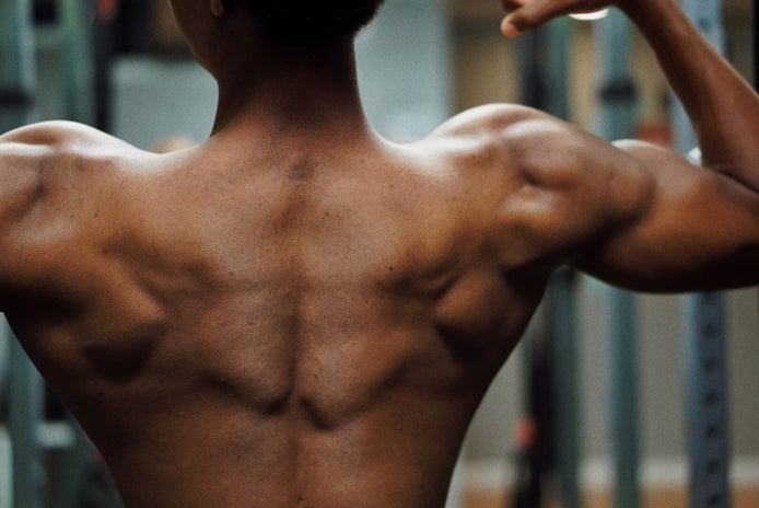 homme contractant muscles du dos