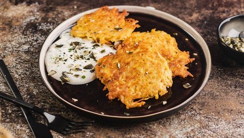 Gesunde Kürbis Puffer mit Kräuter-Dip