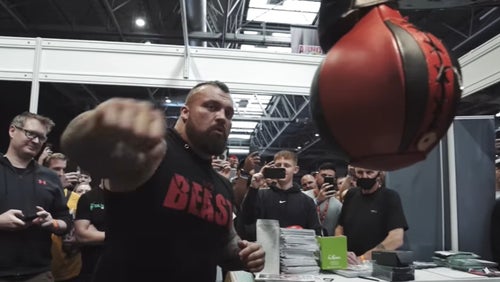 Eddie Hall zerstört Punch Bag Maschine mit einem gewaltigen rechten Haken