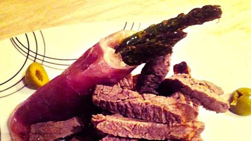 Steak-Streifen mit Spargelpäckchen in Parmaschinken