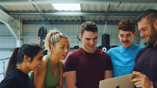 Myprotein Mitarbeiter absolvieren ein intensives Calisthenics Workout