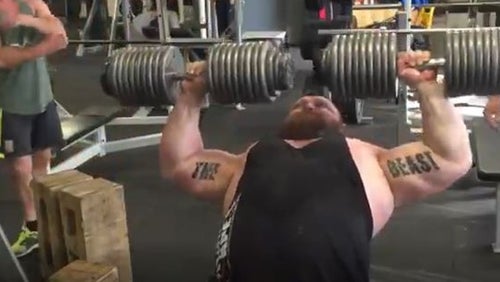 Eddie Hall lässt 200 kg Kurzhantel-Bankdrücken leicht aussehen
