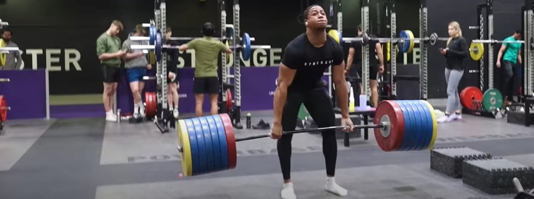 19-jähriger hebt 300 kg beim Kreuzheben, während das gesamte Gym dabei zusiehst