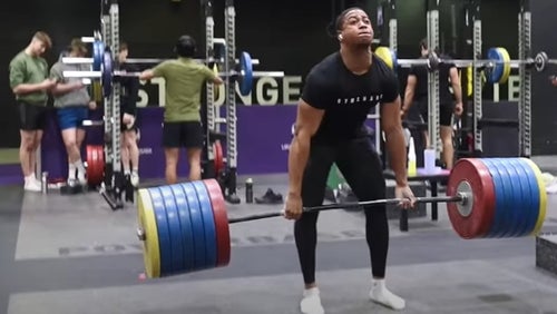 19-jähriger hebt 300 kg beim Kreuzheben, während das gesamte Gym dabei zusiehst