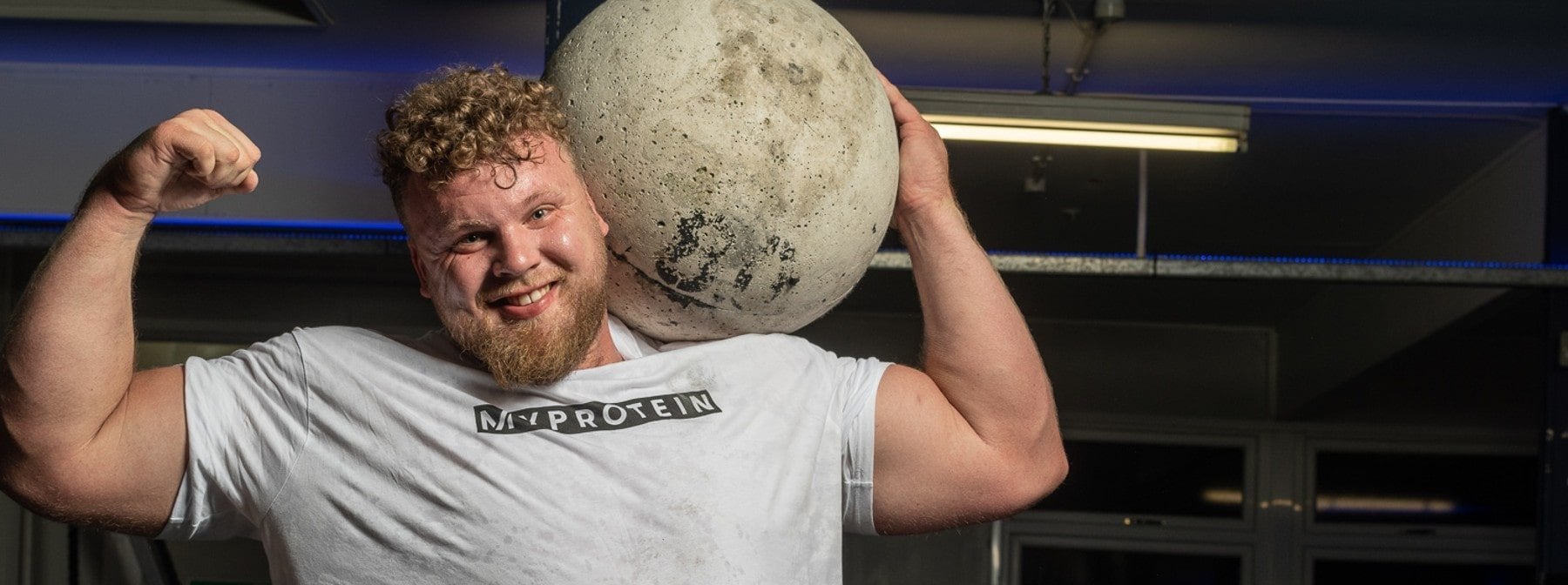 210 kg schwerer Atlas-Stein wird vom stärksten Mann der Welt wie ein Kieselstein bewegt