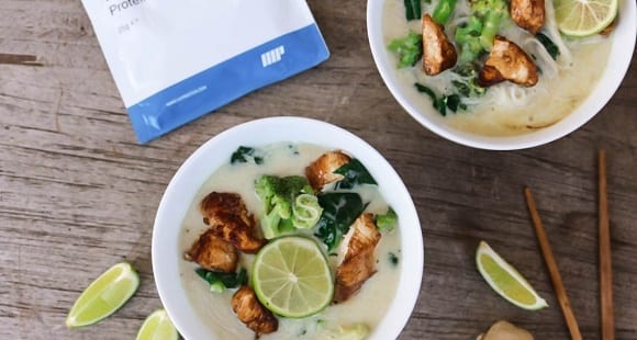 Thailändische Kokossuppe | 33 g Eiweiß pro Portion