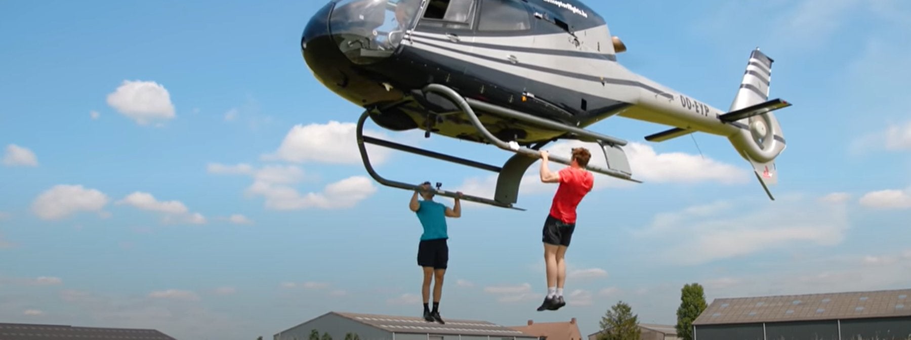 Klimmzug-Challenge auf einem fliegenden Helikopter