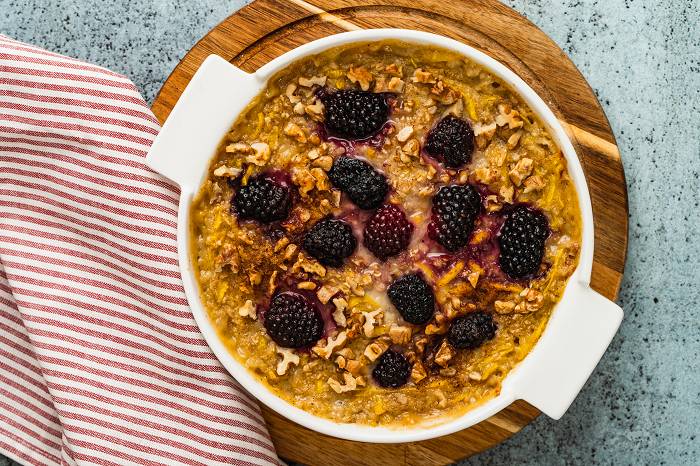 Baked Oats mit Brombeeren und Kürbis | Gesundes Frühstück