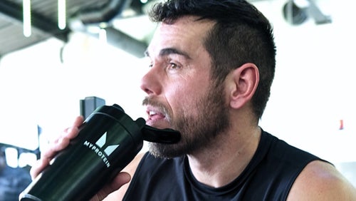 Ross Edgley feiert seine Myprotein Reunion