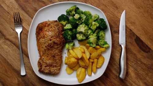 Rindersteak mit Kartoffelecken und Brokkoli