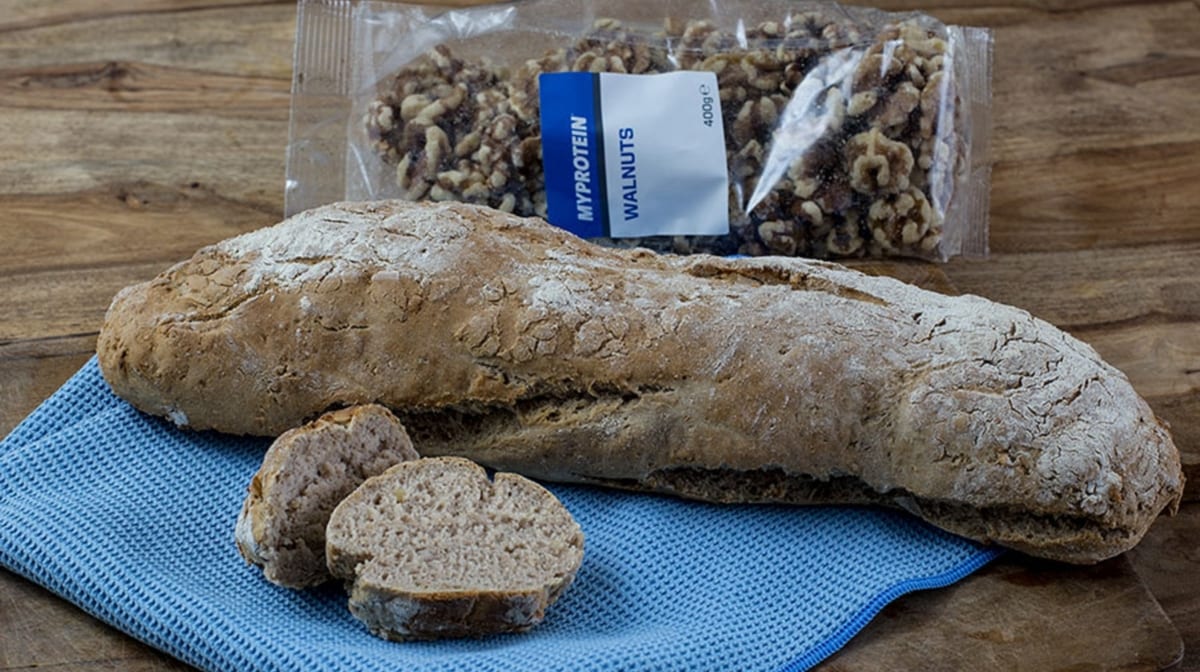 Selbstgemachtes Walnussbaguette