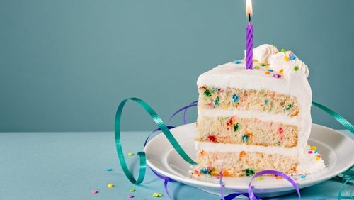 Ultimativer Funfetti Protein Geburtstagskuchen