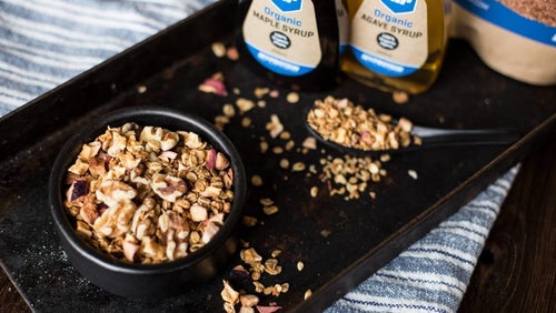 Selbstgemachtes Müsli mit Nüssen und Trockenobst