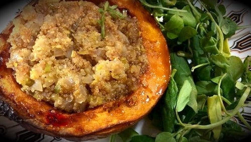 Quinoa, Lauch und Zwiebel im Kürbis