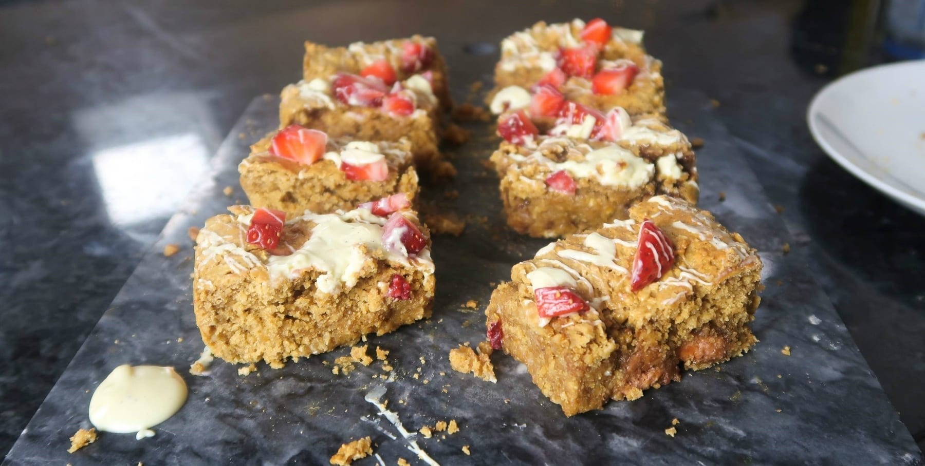 Weiße Schokolade & Erdbeer Cheesecake Blondies
