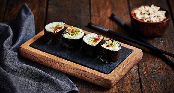 https://blogscdn.thehut.net/app/uploads/sites/443/2015/09/Rote-Paprike-und-Bohnen-Sushi.jpg