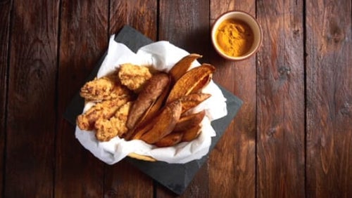 Süßkartoffel-Chips mit gebratenem Hähnchen