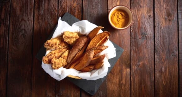 Süßkartoffel-Chips mit gebratenem Hähnchen