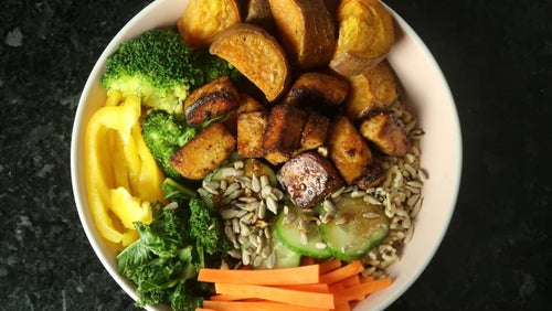 Vegane Tofu & Süßkartoffel Buddha Bowl