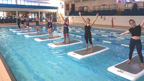 Wir haben einen Floating HIIT Kurs ausprobiert - Und so ist es gelaufen...