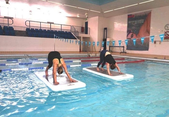 Wir haben einen Floating HIIT Kurs ausprobiert - Und so ist es gelaufen...