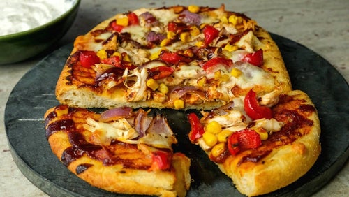 BBQ Hähnchen Pizza mit Knoblauch & Kräuter Dip | Fakeaway Rezepte