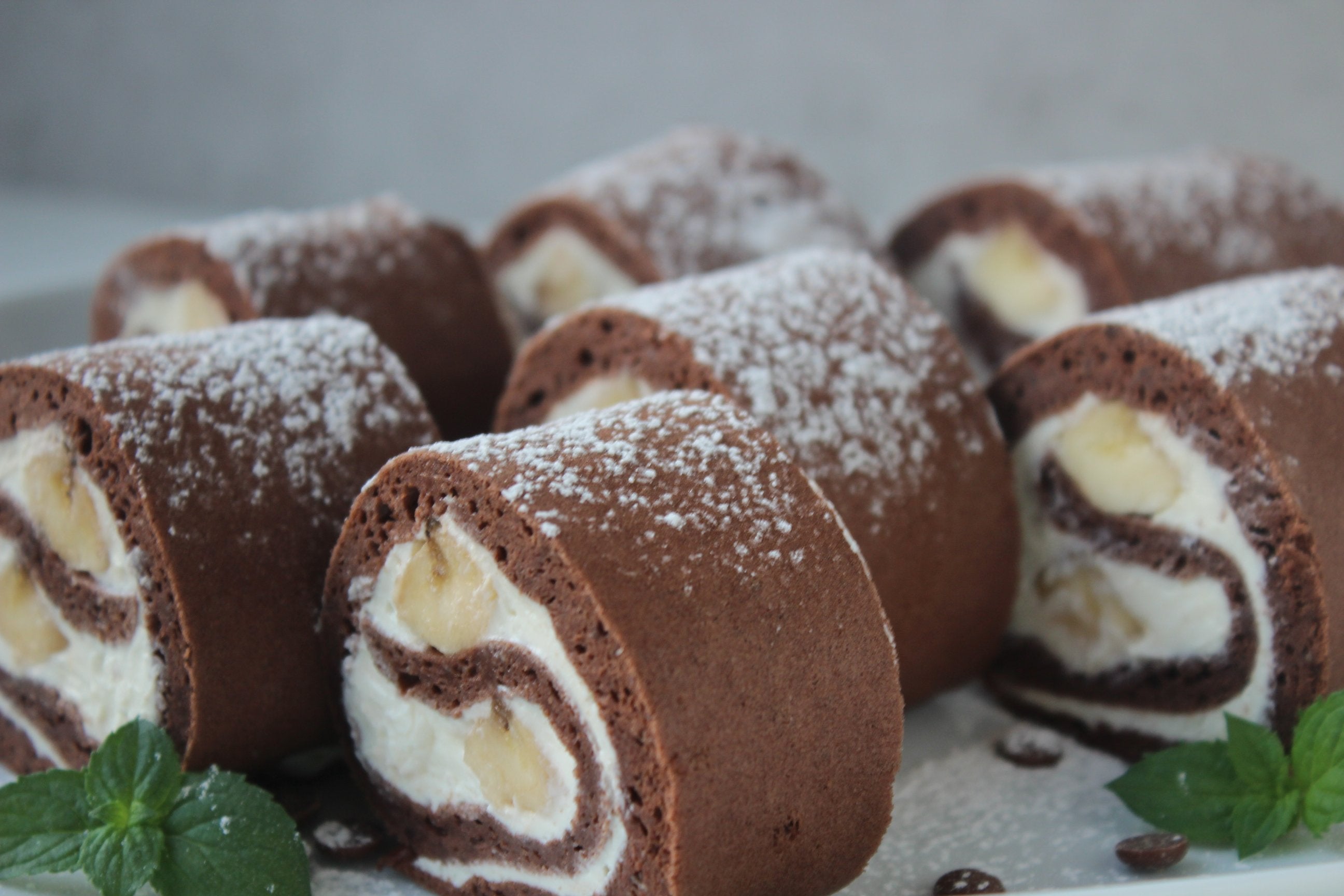 Proteinreiche Schoko Bananen Biskuitrolle