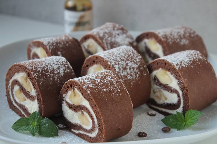 Proteinreiche Schoko Bananen Biskuitrolle