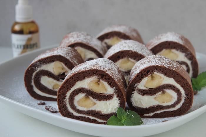 Proteinreiche Schoko Bananen Biskuitrolle